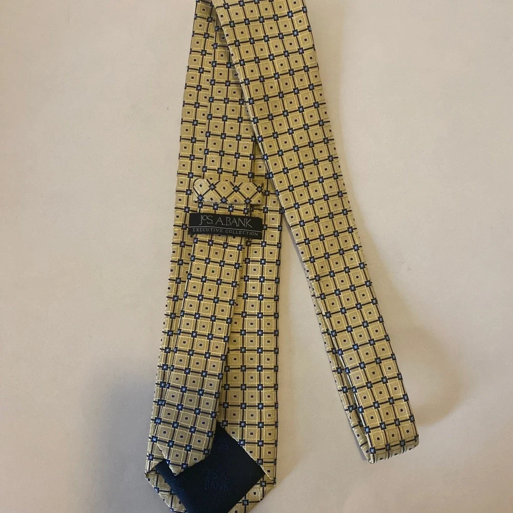 JOS A BANK Yellow Mens 100% Silk Necktie Neck Tie $45 EUC